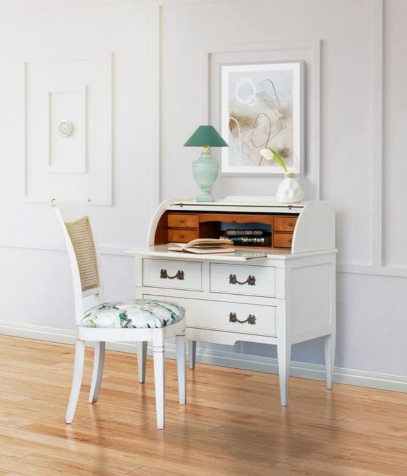 Bureau à cylindre laqué blanc ouvert sur un intérieur en bois naturel à casiers et petits tiroirs, trois tiroirs à poignées de laiton et pieds fuselés