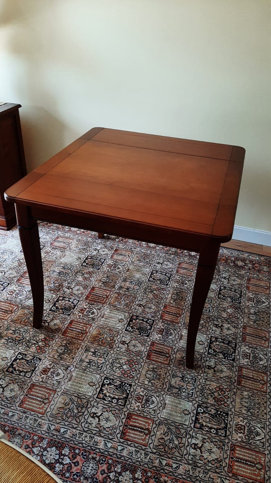 Table console dépliante en merisier massif à pieds sabre galbés, plateau à angles arrondis et chant mouluré