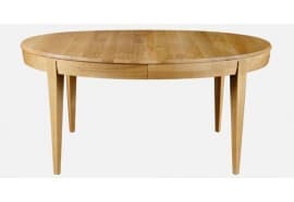 Table ovale en chêne massif clair à quatre pieds carrés fuselés et plateau à allonge
