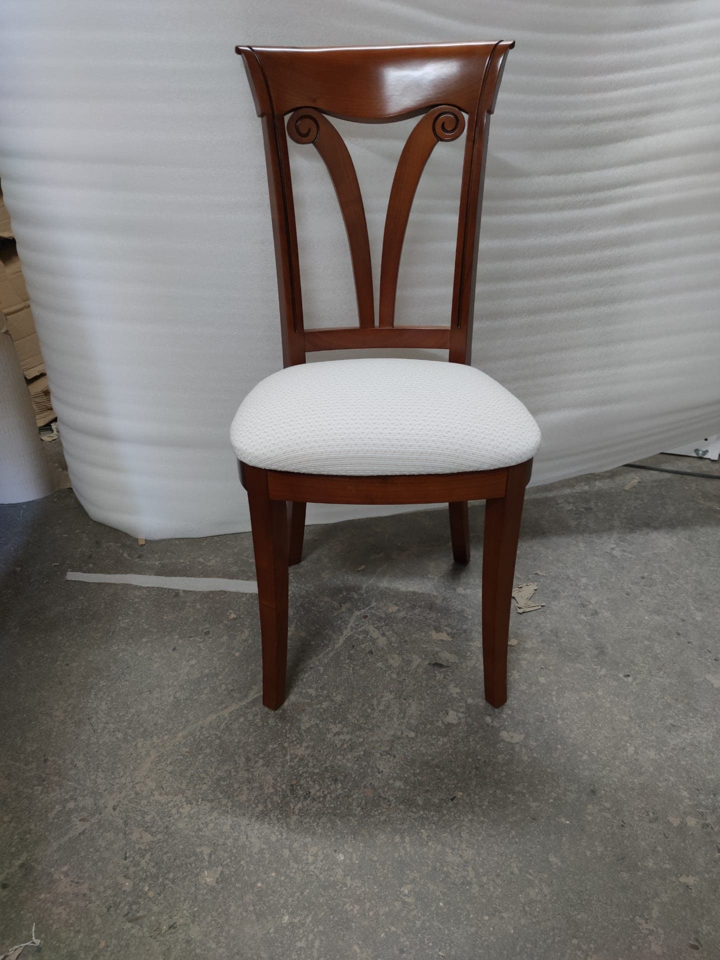 Chaise en merisier après restauration par Atelier Paul
