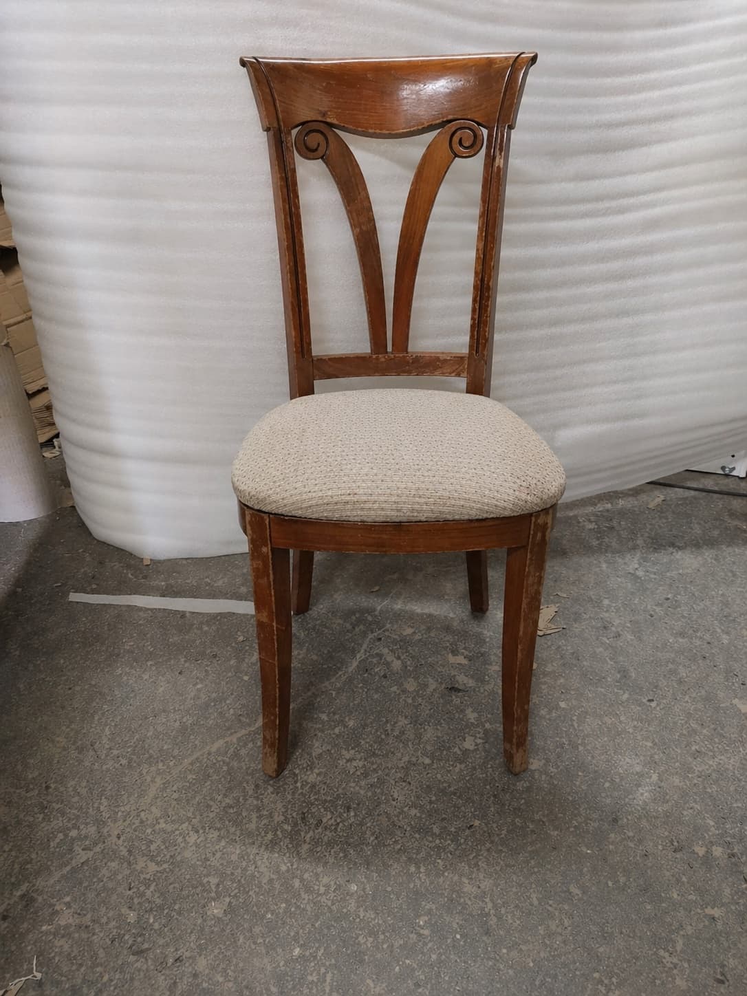 Chaise en merisier avant restauration