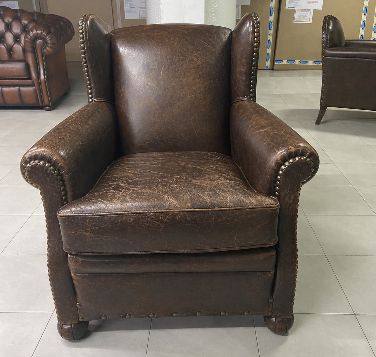 Fauteuil club en cuir avant restauration
