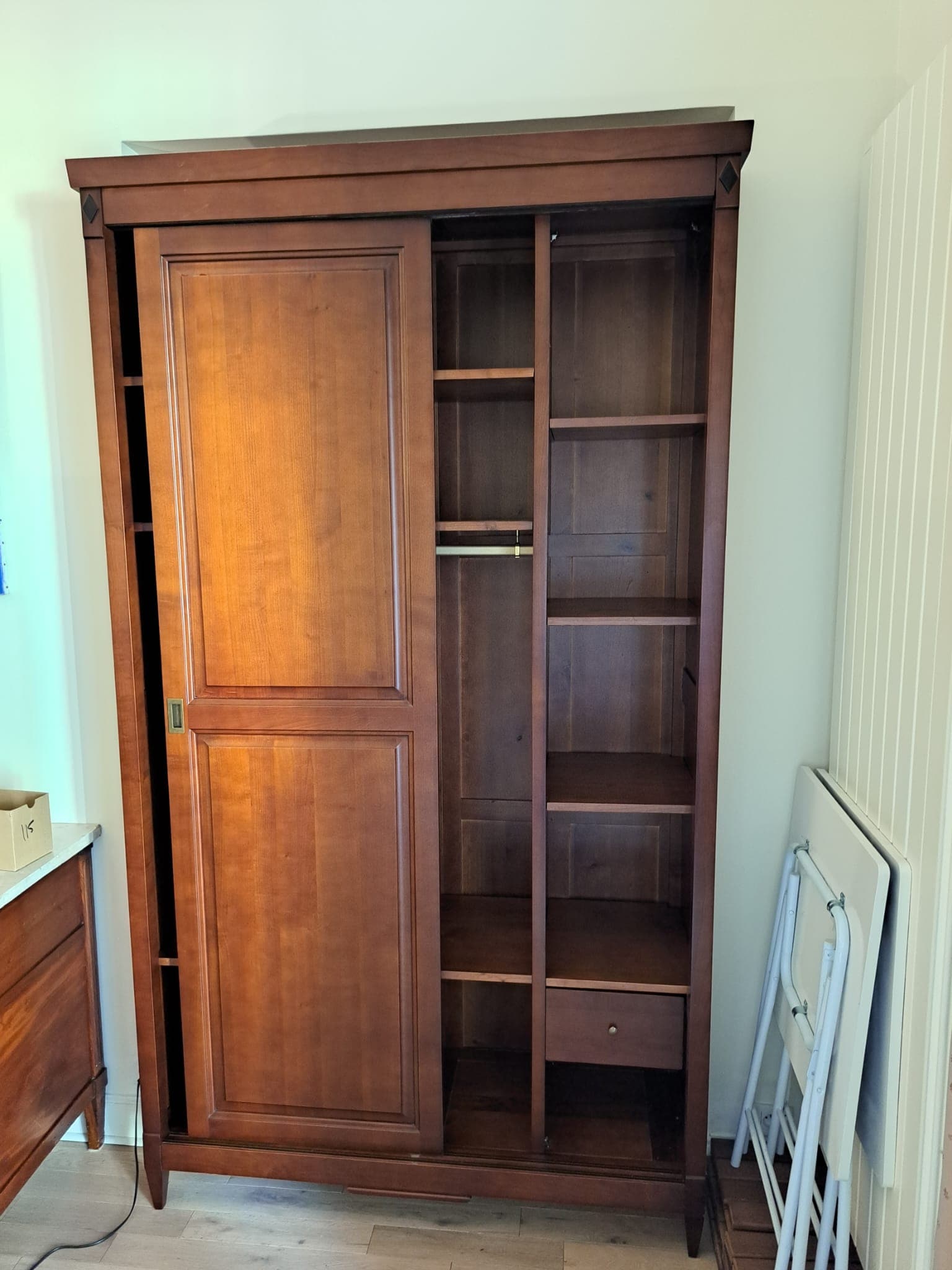 Armoire en merisier massif à deux portes coulissantes à panneaux moulurés, une porte ouverte sur des étagères, une penderie à tringle de laiton et un tiroir, corniche à losanges et pieds fuselés